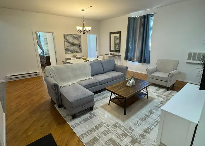 Bright 3 Bedroom Apartment In East Harlem!